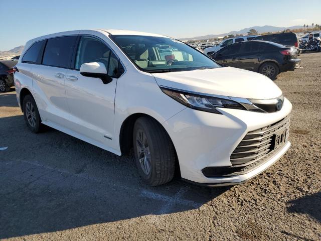 5TDKRKEC3MS019013 - 2021 TOYOTA SIENNA LE WHITE photo 4