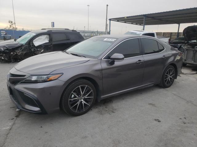 4T1T11AK0PU830685 - 2023 TOYOTA CAMRY SE NIGHT SHADE GRAY photo 1