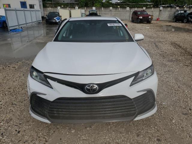 4T1C11AK5PU783069 - 2023 TOYOTA CAMRY LE WHITE photo 5