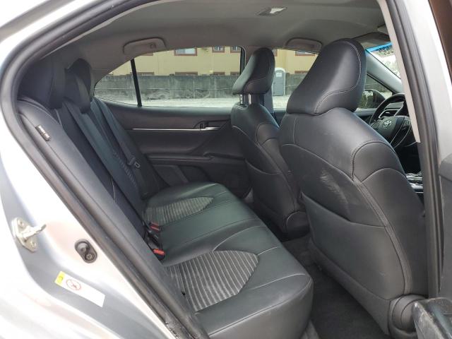 4T1B11HK3JU572252 - 2018 TOYOTA CAMRY L SILVER photo 10