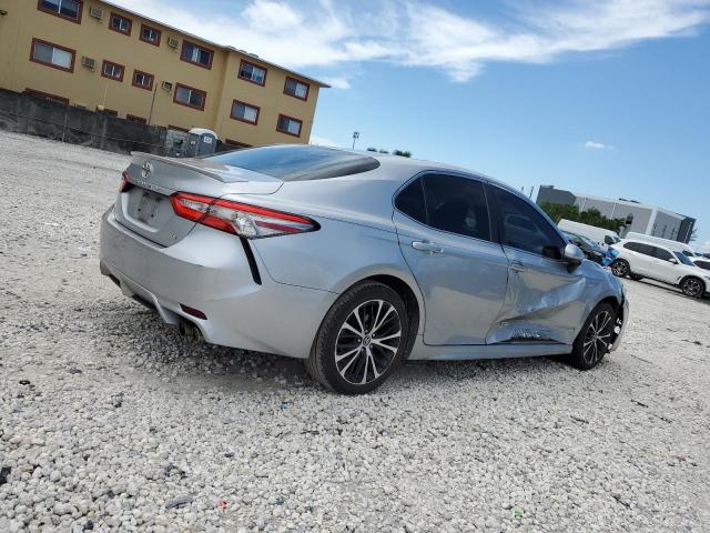 4T1B11HK3JU572252 - 2018 TOYOTA CAMRY L SILVER photo 3