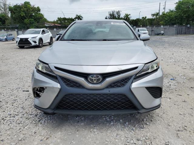 4T1B11HK3JU572252 - 2018 TOYOTA CAMRY L SILVER photo 5