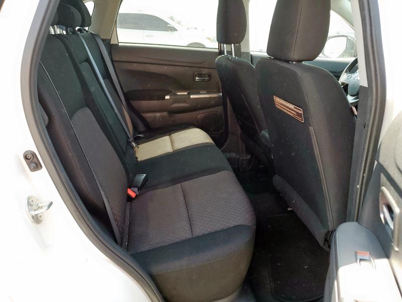 JA4AP3AU4JU009422 - 2018 MITSUBISHI OUTLANDER ES WHITE photo 11