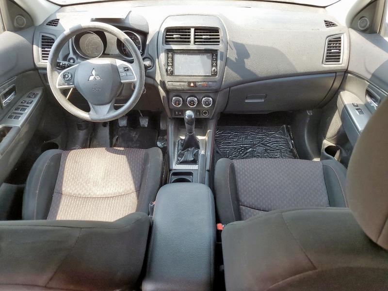 JA4AP3AU4JU009422 - 2018 MITSUBISHI OUTLANDER ES WHITE photo 8