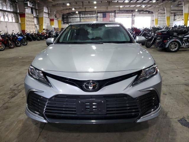 4T1C11BK7NU051912 - 2022 TOYOTA CAMRY LE SILVER photo 5