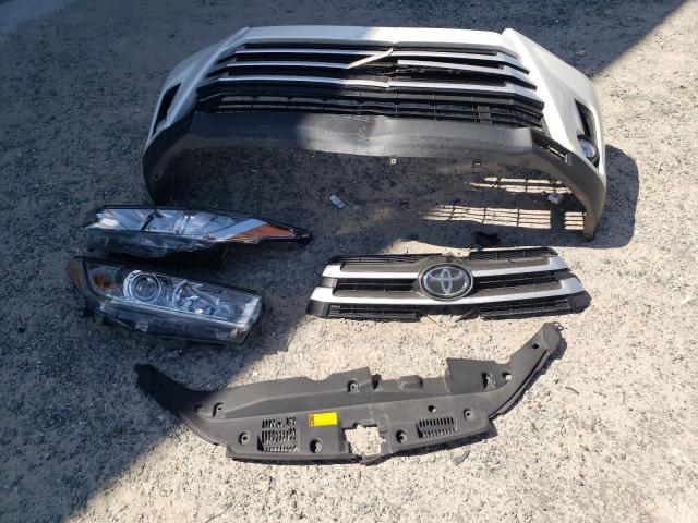 5TDKZRFH0KS318426 - 2019 TOYOTA HIGHLANDER SE 白色 照片 13