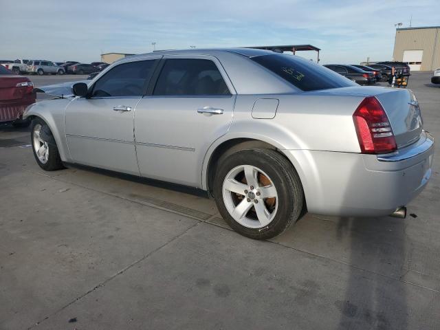 2C3AA63H75H554195 - 2005 CHRYSLER 300 SILVER photo 2