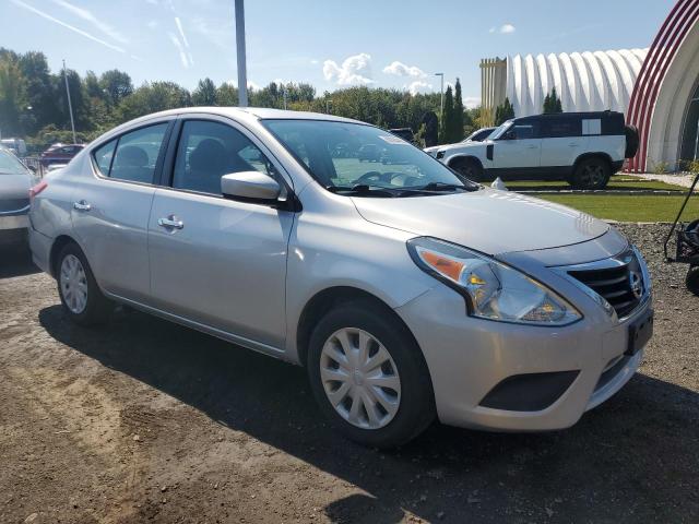 3N1CN7AP4JK438200 - 2018 NISSAN VERSA S SILVER photo 4