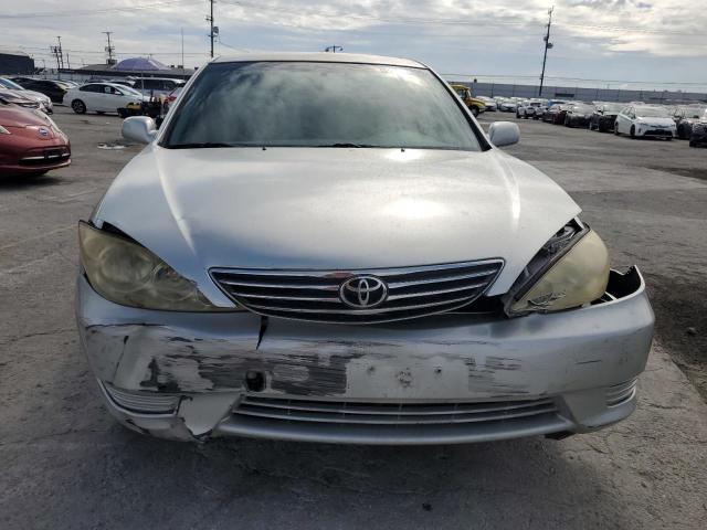 JTDBE32K453033874 - 2005 TOYOTA CAMRY LE SILVER photo 5