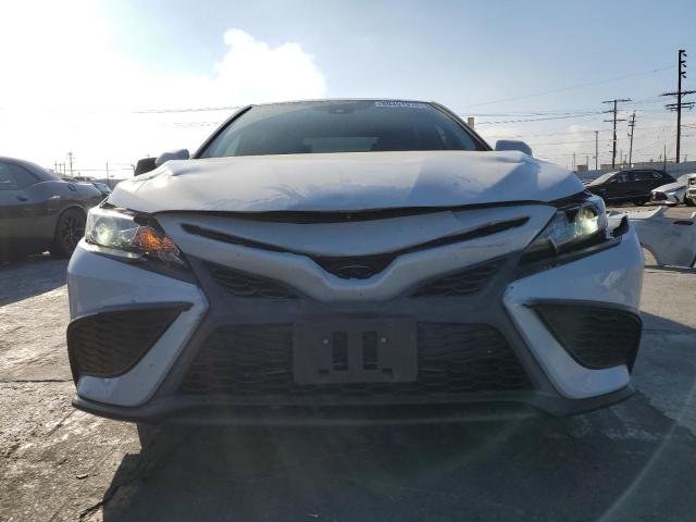 4T1T11AK4NU060312 - 2022 TOYOTA CAMRY SE WHITE photo 5