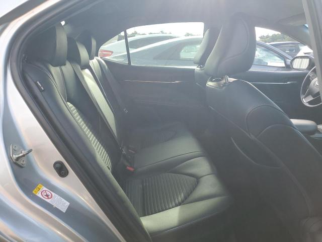 4T1B11HK2JU637558 - 2018 TOYOTA CAMRY L SILVER photo 10