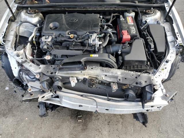4T1B11HK2JU637558 - 2018 TOYOTA CAMRY L SILVER photo 11