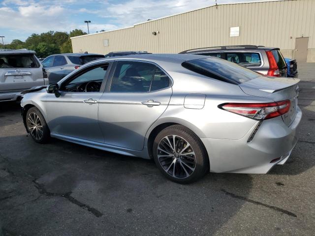 4T1B11HK2JU637558 - 2018 TOYOTA CAMRY L SILVER photo 2