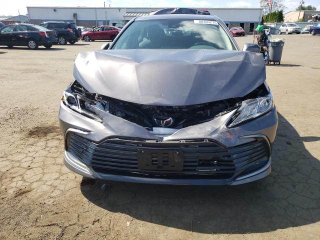 4T1C11AKXRU260634 - 2024 TOYOTA CAMRY LE GRAY photo 5