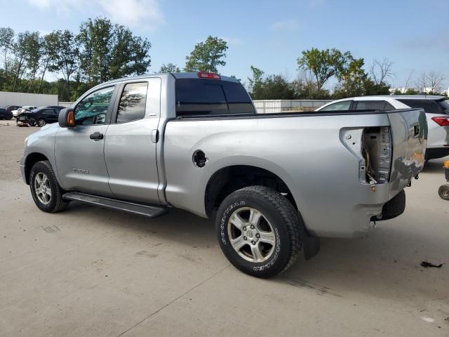 5TFUM5F16BX024932 - 2011 TOYOTA TUNDRA DOUBLE CAB SR5 SILVER photo 2