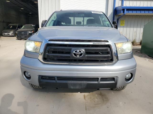 5TFUM5F16BX024932 - 2011 TOYOTA TUNDRA DOUBLE CAB SR5 SILVER photo 5