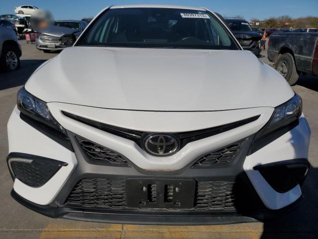 4T1G11AK8NU033910 - 2022 TOYOTA CAMRY SE WHITE photo 5