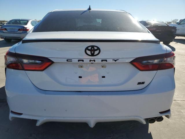 4T1G11AK8NU033910 - 2022 TOYOTA CAMRY SE WHITE photo 6