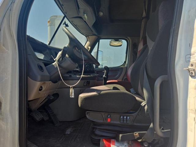 1FUJGLD51FLGC2385 - 2015 FREIGHTLINER CASCADIA WHITE photo 5