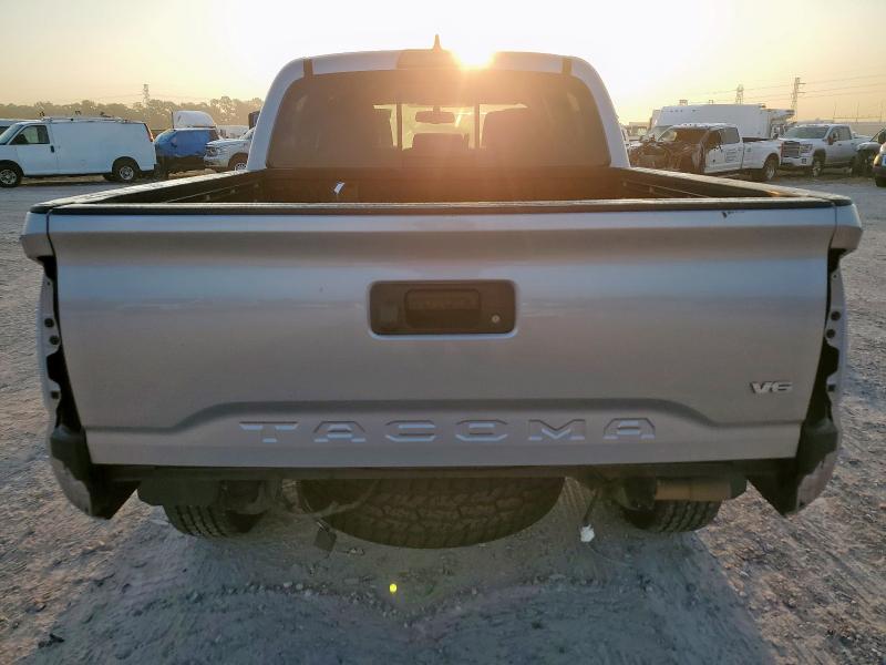 5TFCZ5AN5HX114489 - 2017 TOYOTA TACOMA DOUBLE CAB SILVER photo 6