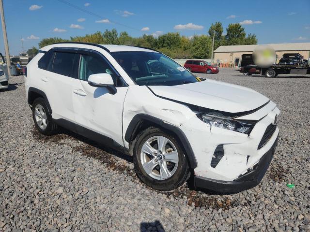 2T3W1RFV5MW117640 - 2021 TOYOTA RAV4 XLE WHITE photo 4
