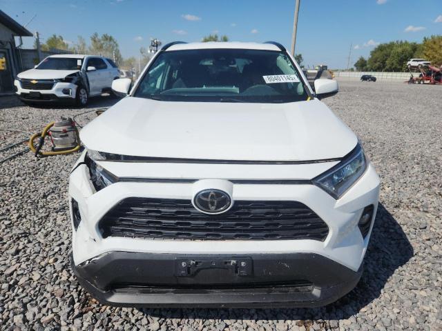 2T3W1RFV5MW117640 - 2021 TOYOTA RAV4 XLE WHITE photo 5