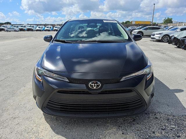 5YFB4MDEXRP120403 - 2024 TOYOTA COROLLA LE შავი ფოტო 5