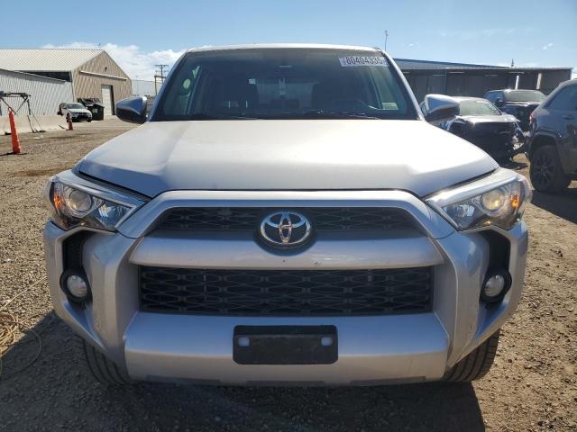 JTEBU5JRXJ5513652 - 2018 TOYOTA 4RUNNER SR5/SR5 PREMIUM Silber Foto 5
