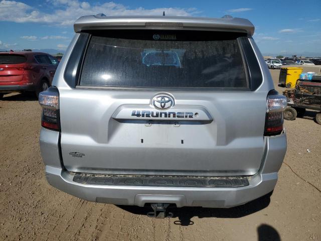 JTEBU5JRXJ5513652 - 2018 TOYOTA 4RUNNER SR5/SR5 PREMIUM Silber Foto 6