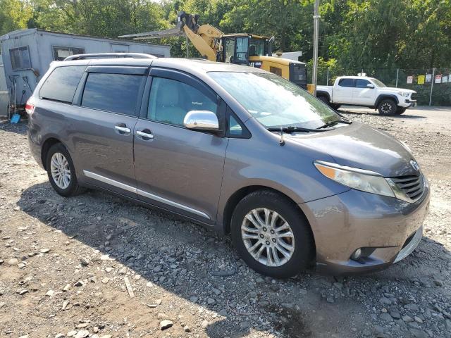 5TDYK3DC6DS284918 - 2013 TOYOTA SIENNA XLE 灰色 照片 4