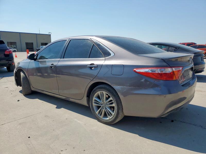 4T1BF1FK6HU746586 - 2017 TOYOTA CAMRY LE 灰色 照片 2