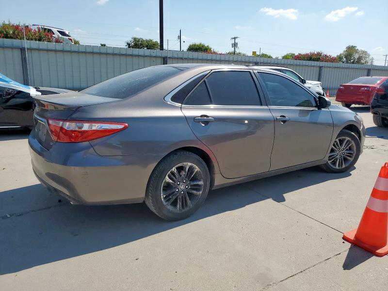 4T1BF1FK6HU746586 - 2017 TOYOTA CAMRY LE 灰色 照片 3
