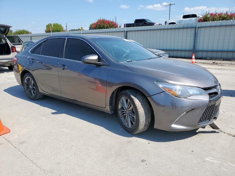 4T1BF1FK6HU746586 - 2017 TOYOTA CAMRY LE 灰色 照片 4