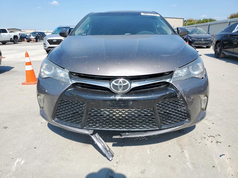 4T1BF1FK6HU746586 - 2017 TOYOTA CAMRY LE 灰色 照片 5