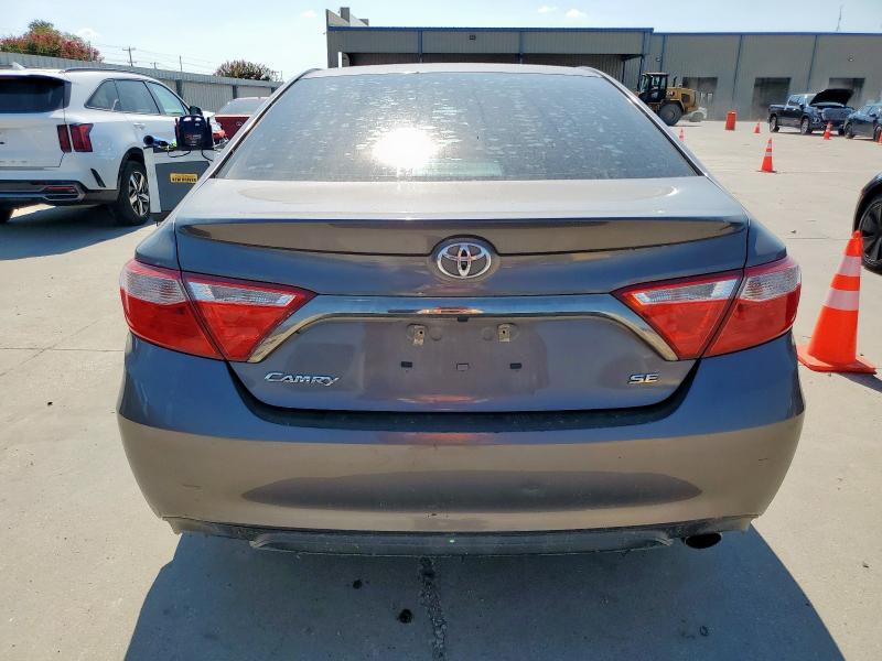4T1BF1FK6HU746586 - 2017 TOYOTA CAMRY LE 灰色 照片 6