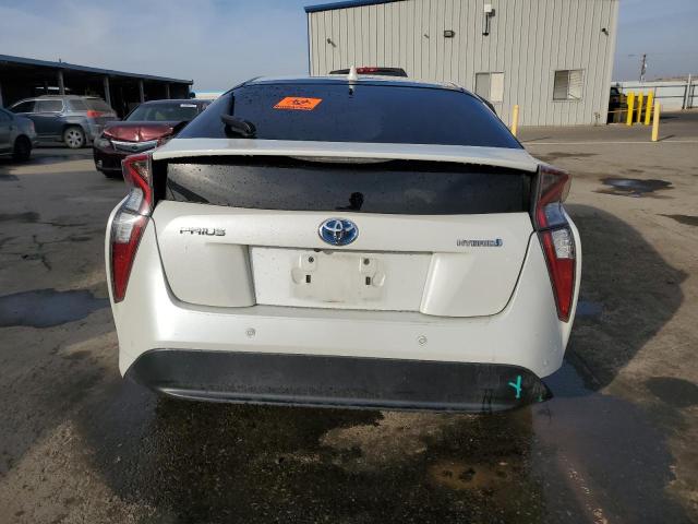 JTDKARFU7J3057395 - 2018 TOYOTA PRIUS WHITE photo 6