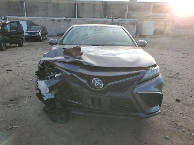 4T1G11AK9MU616615 - 2021 TOYOTA CAMRY SE GRAY photo 5