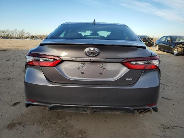 4T1G11AK9MU616615 - 2021 TOYOTA CAMRY SE GRAY photo 6