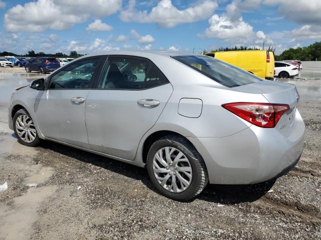2T1BURHE6JC102041 - 2018 TOYOTA COROLLA L Gümüş foto 2