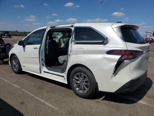 5TDYRKEC1MS046429 - 2021 TOYOTA SIENNA XLE WHITE photo 2