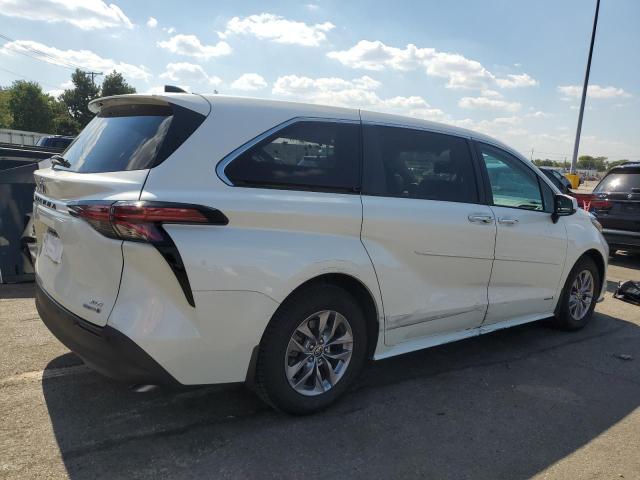 5TDYRKEC1MS046429 - 2021 TOYOTA SIENNA XLE WHITE photo 3