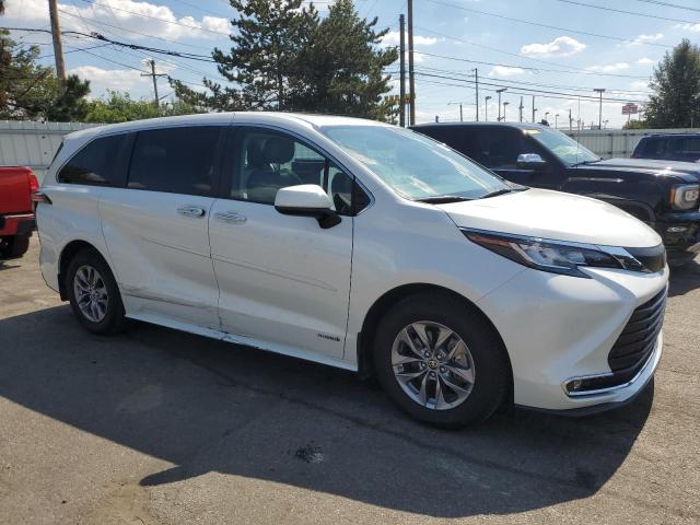 5TDYRKEC1MS046429 - 2021 TOYOTA SIENNA XLE WHITE photo 4