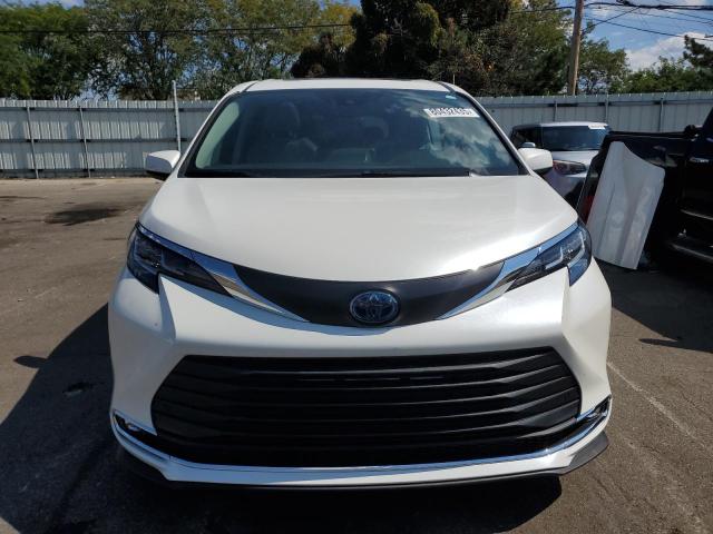 5TDYRKEC1MS046429 - 2021 TOYOTA SIENNA XLE WHITE photo 5