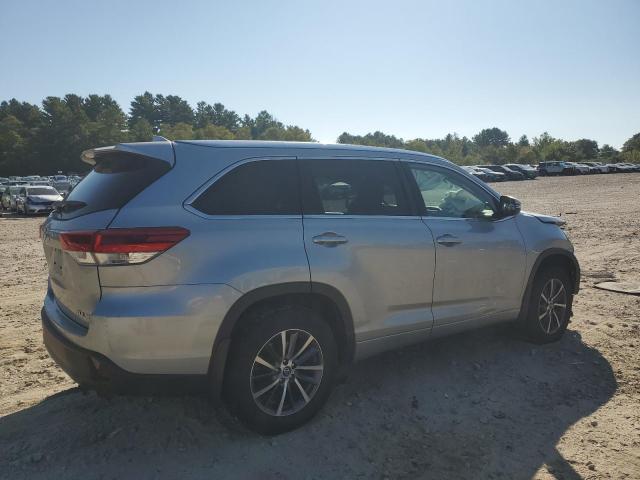 5TDJZRFH0JS497562 - 2018 TOYOTA HIGHLANDER SE ნაცრისფერი ფოტო 3