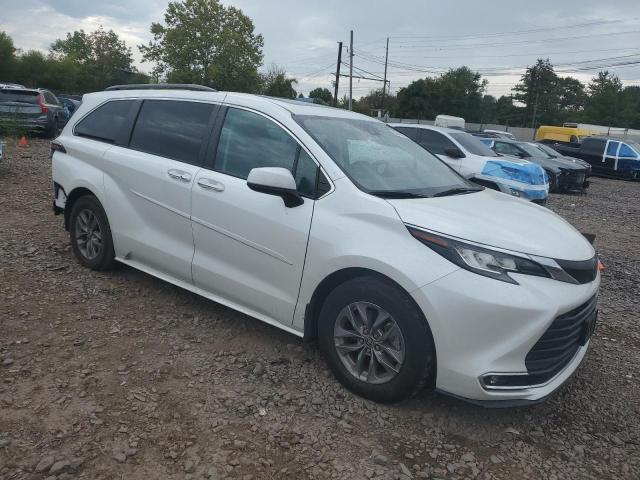 5TDYRKEC5PS141080 - 2023 TOYOTA SIENNA XLE WHITE photo 4