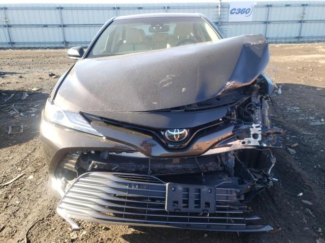 4T1B11HK3JU133889 - 2018 TOYOTA CAMRY L BROWN photo 5