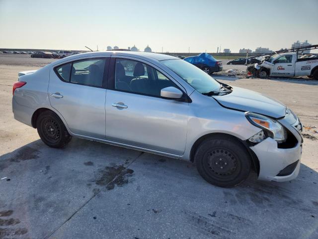 3N1CN7AP0FL895636 - 2015 NISSAN VERSA S SILVER photo 4