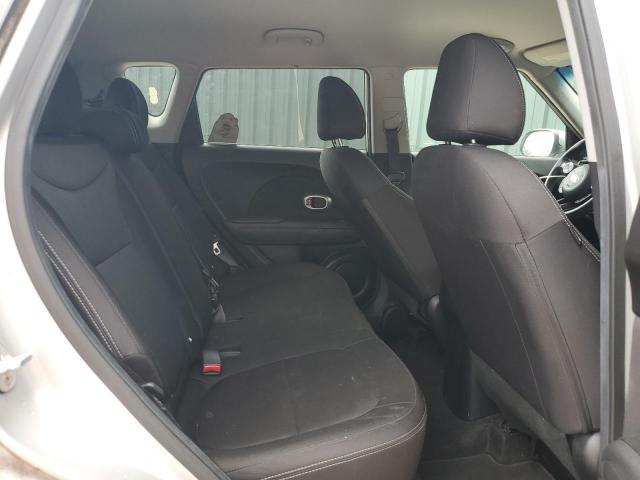 KNDJN2A26J7607434 - 2018 KIA SOUL Gümüş fotoğraf 10