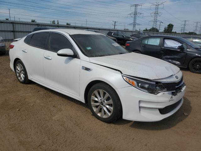5XXGT4L33HG160984 - 2017 KIA OPTIMA LX Weiß Foto 4