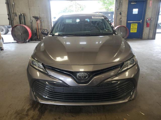 4T1B11HK8JU601504 - 2018 TOYOTA CAMRY L GRAY photo 5